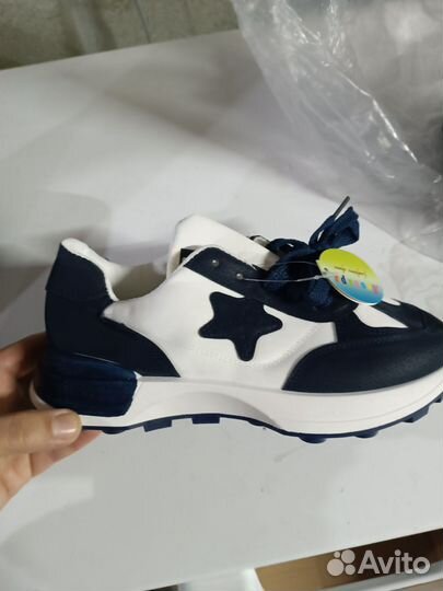 Кроссовки женские