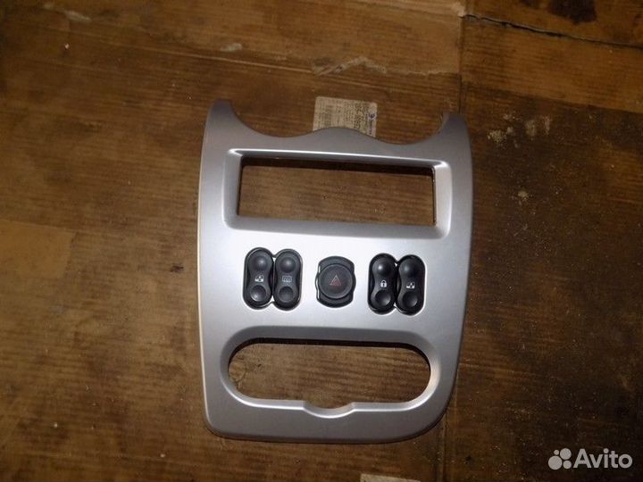 Накладка декоративная Logan 2005-2014