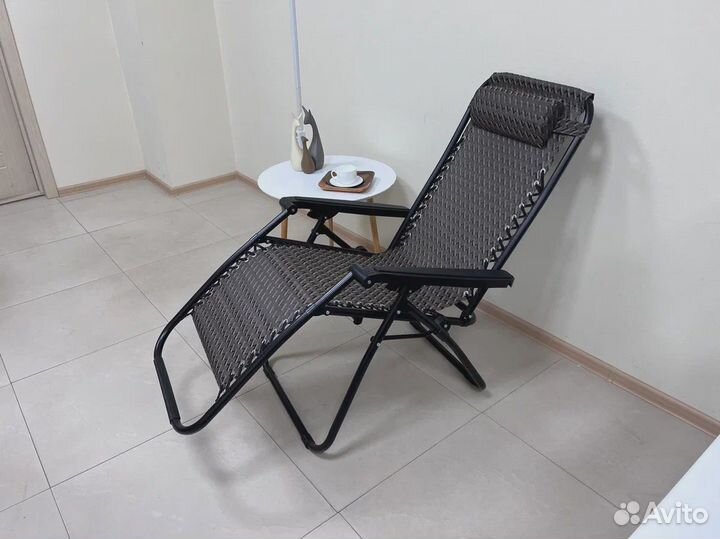 Кресло шезлонг складное с мягким подголовником