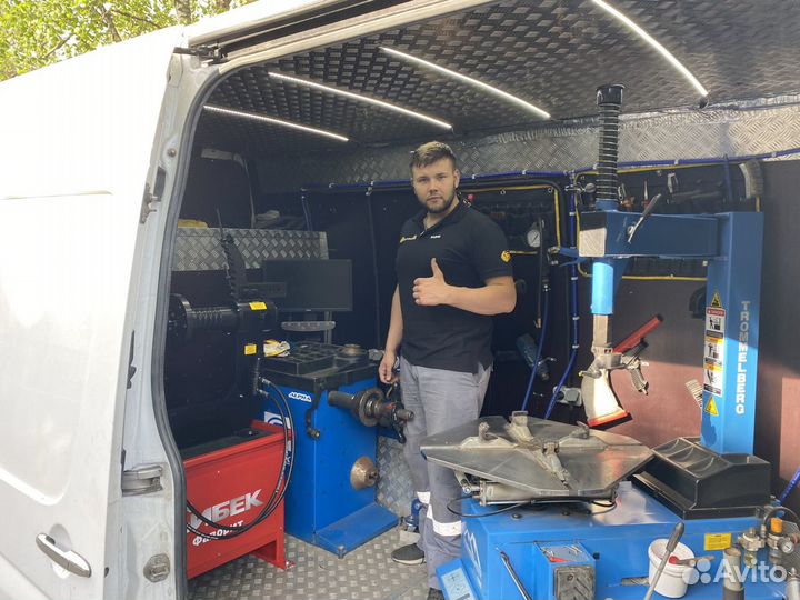 Шиномонтажник в выездной шиномонтаж