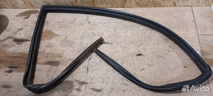 Уплотнитель стекла двери Captiva C140