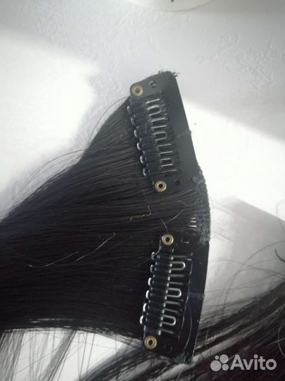 Пряди волос на заколках