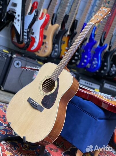 Акустическая гитара yamaha