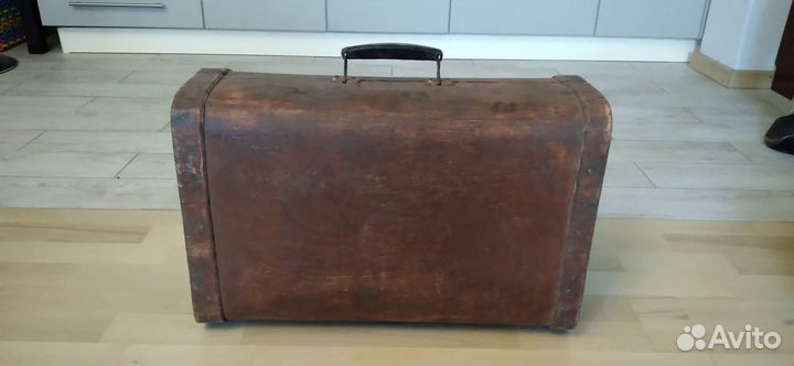 Старинный деревянный чемодан