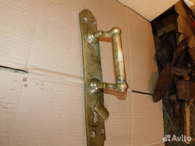Антикварная, латунная, дверная ручка с барской уса