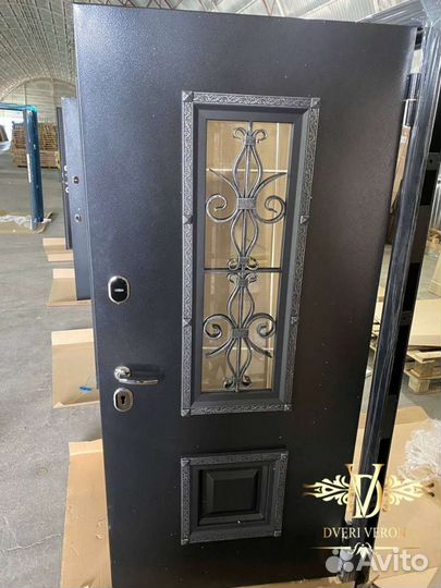 Дверь входная с ковкой