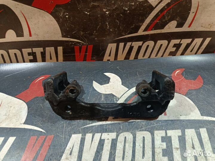 Скоба суппорта передняя правая Kia Shuma хэтчбек