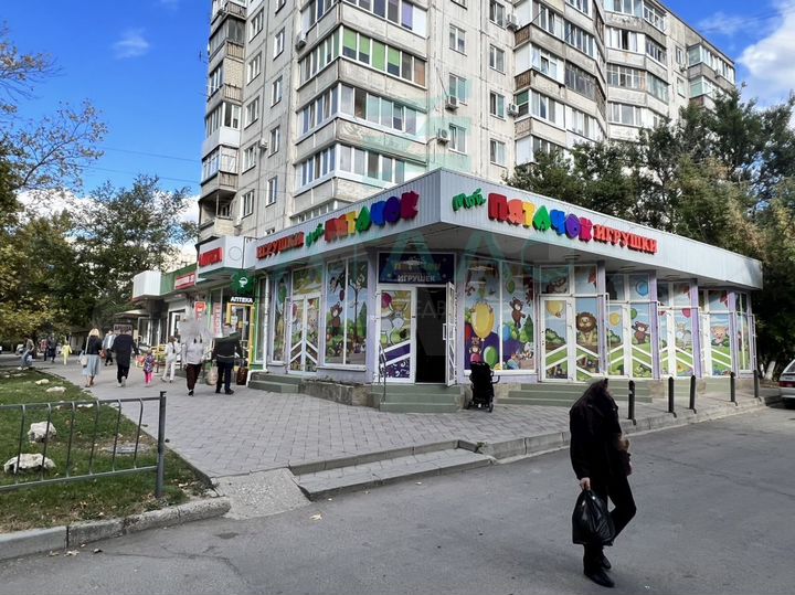 Нежилое помещение с арендаторами в проходном месте