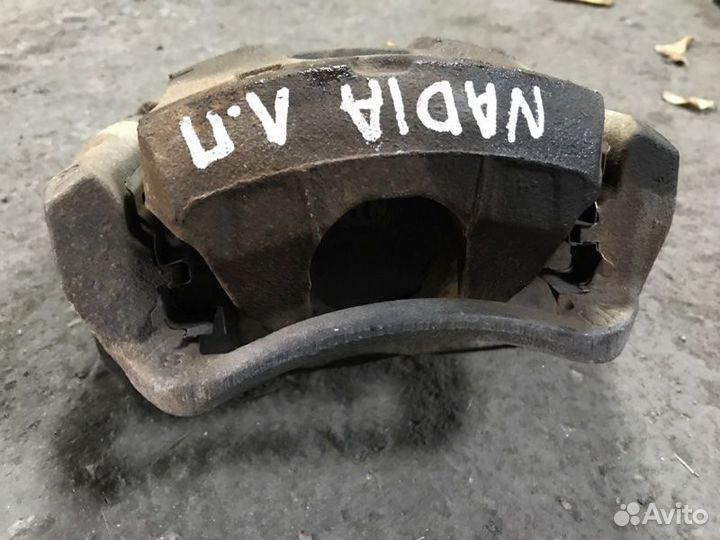 Суппорт тормозной передний левый Toyota Nadia