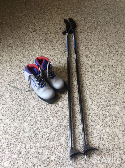 Лыжные палки и ботинки