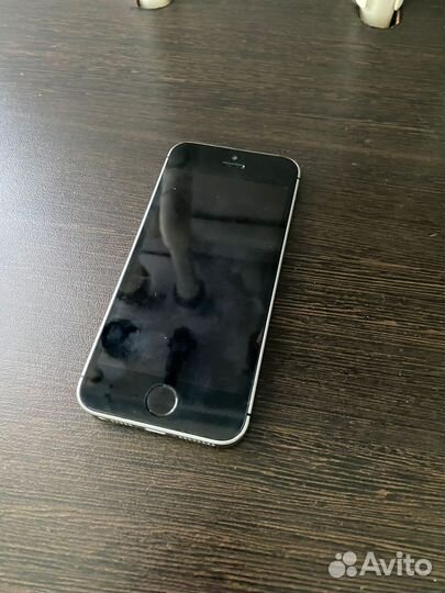 Телефон iPhone SE