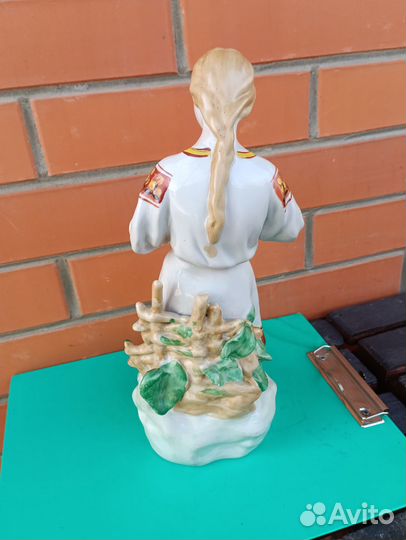 Фарфоровая статуэтка Гадание на ромашке