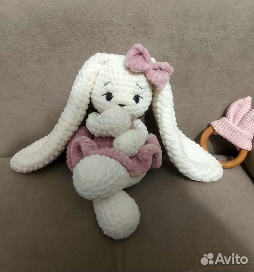 Плюшевый заяц вязаный