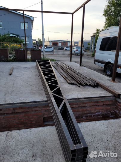 Разбор металлоконструкций ангаров здании