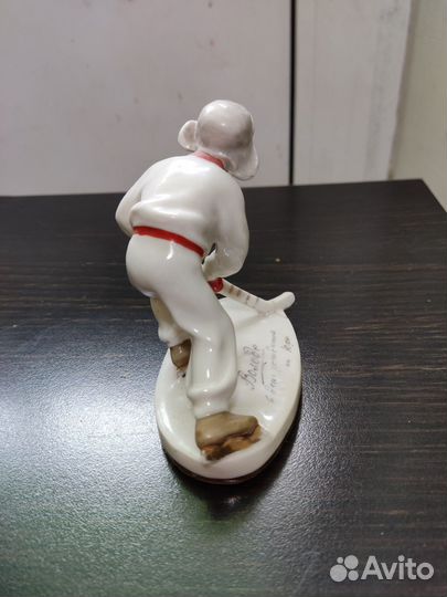 Фарфоровая статуэтка хоккеист