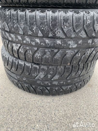 Bridgestone Ice Cruiser 7000 205/60 R16 92T