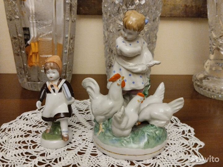 Статуэтка девочка кормит кур. Девочка с азбукой