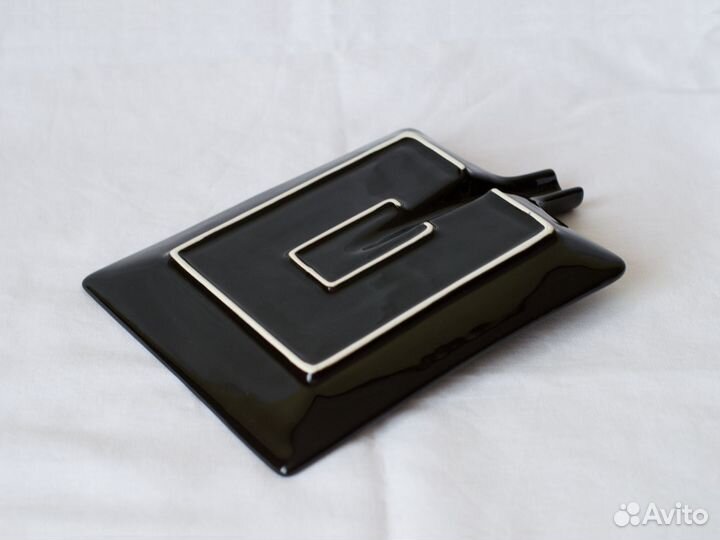 Фарфоровая тарелка для подачи блюд