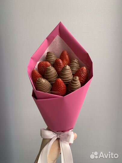 Съедобные букеты из клубники в шоколаде