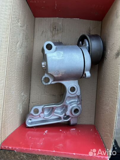 Продаю натяжитель ремня приводного Toyota