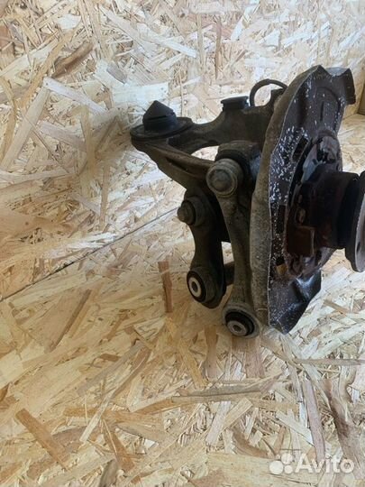 Кулак задний левый Bmw X5 E70 N55B30 2010