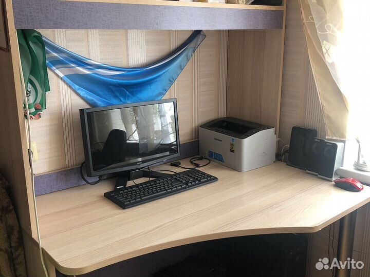 Компьютерный стол с навесной тумбой