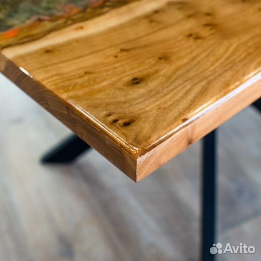 Стол Космос из массива и смолы