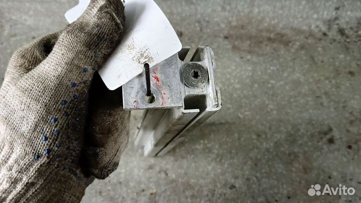 1458197 Вертикальная малая опора нижнего