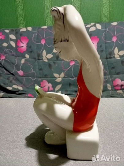 Девушка с зеркалом статуэтка