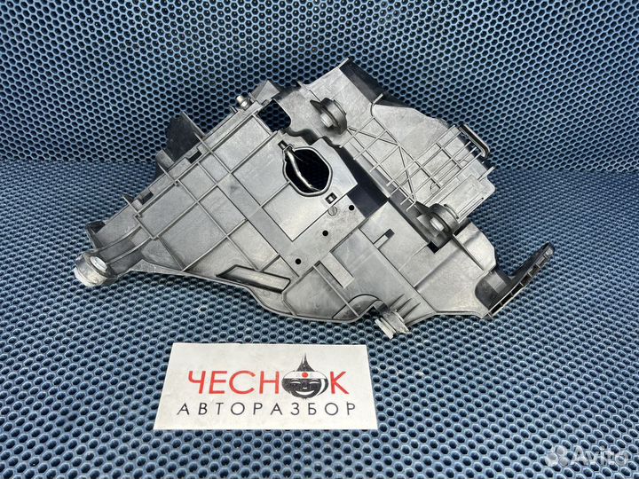 Крепление кронштейн правой фары Touareg до 2007г