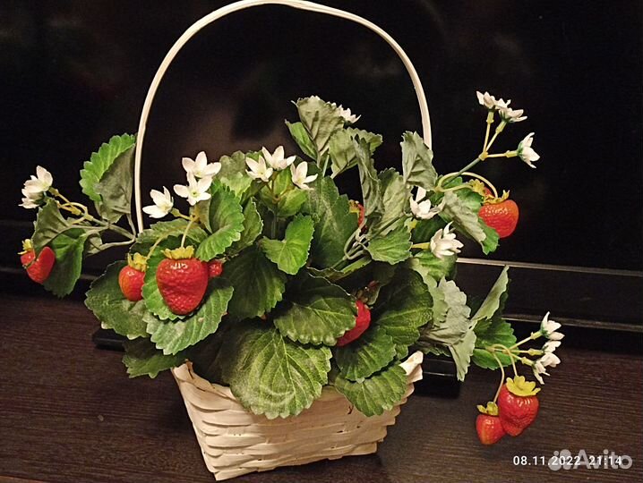 Искусственный кустик клубники в корзиночке