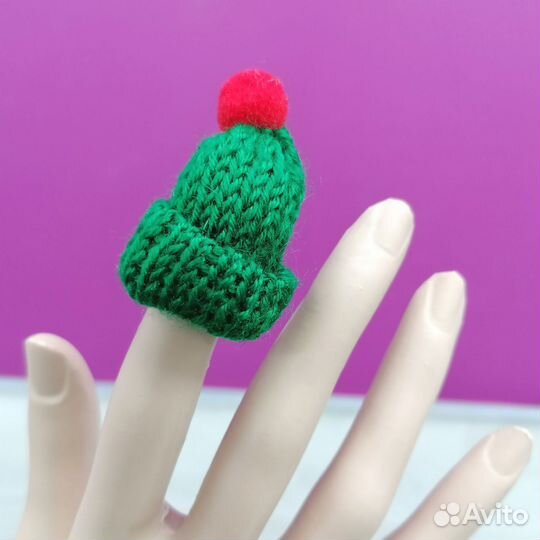 Новая маленькая вязанная шапочка