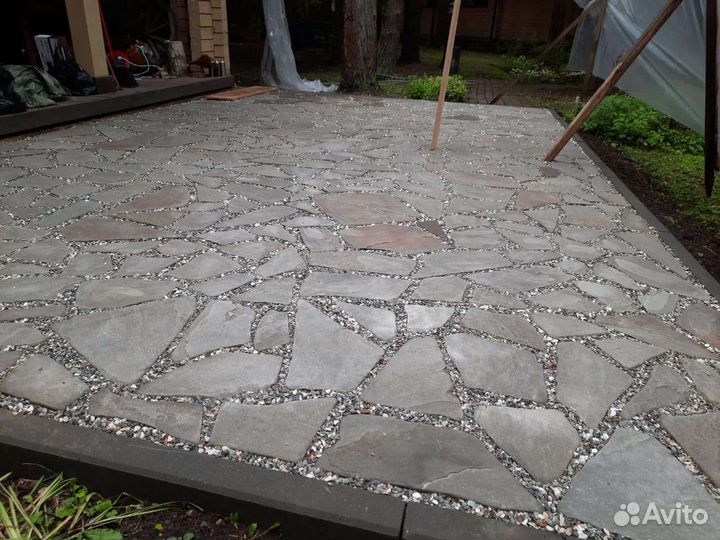 Укладка дорожек природным камнем и арт бетоном