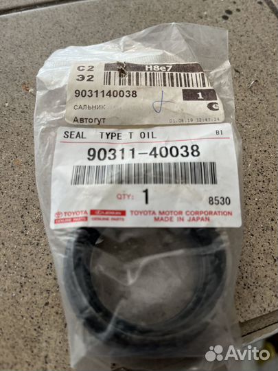 Сальник в коробку на левый привод Toyota camry