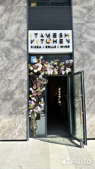 Оформление входной группы цветами