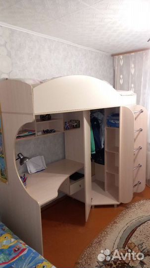 Кровать со встроенным шифанером и столом