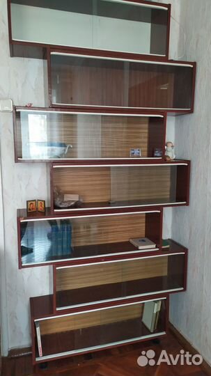 Книжные полки стеклянные дверцы