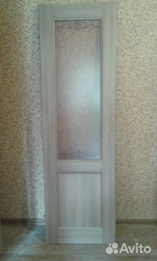 Межкомнатная дверь со стеклом, новая