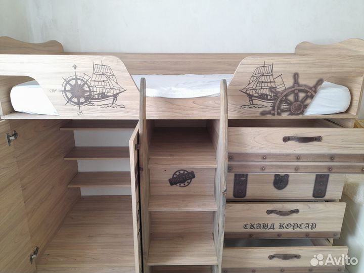 Кровать чердак со столом и шкафом