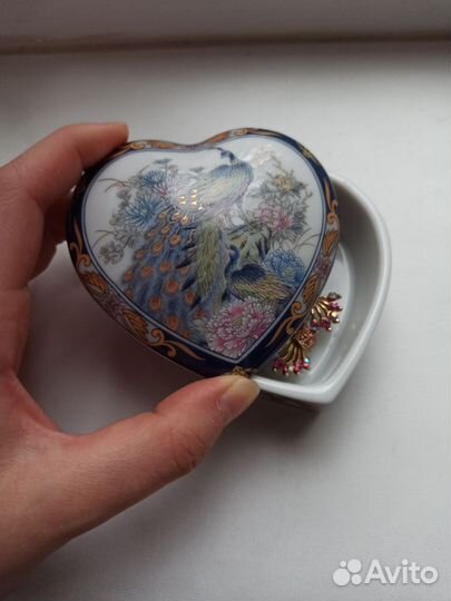 Шкатулка с брошкой