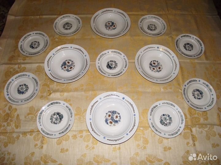4 Фаянсовых больших, глубоких и 9 мелких тарелок