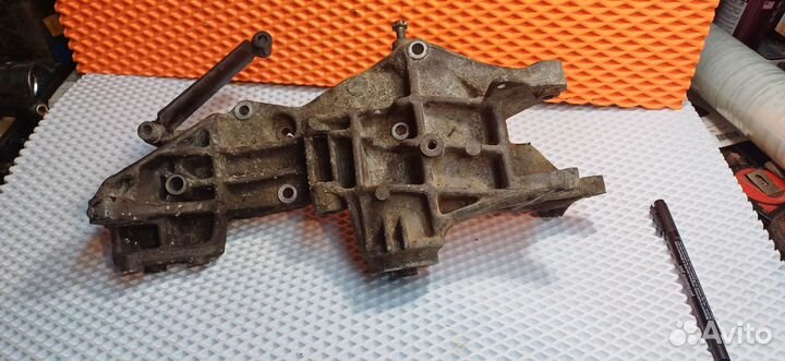 Кронштейн генератора Volkswagen Passat B5 1.8 ADR