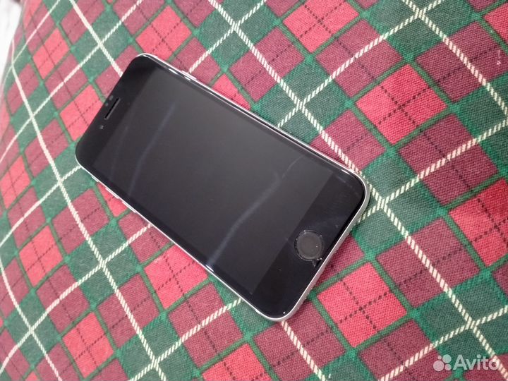 Телефон iPhone se 2020
