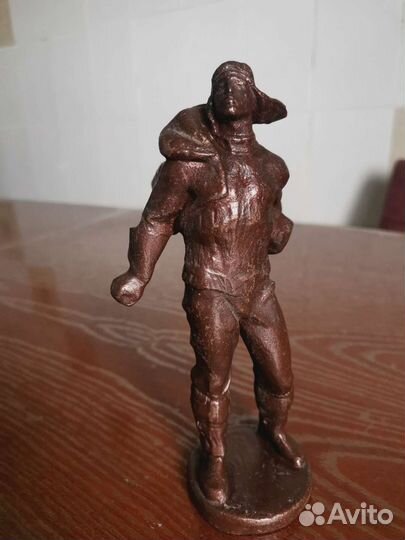 Статуэтка памятник героям стратонавтам