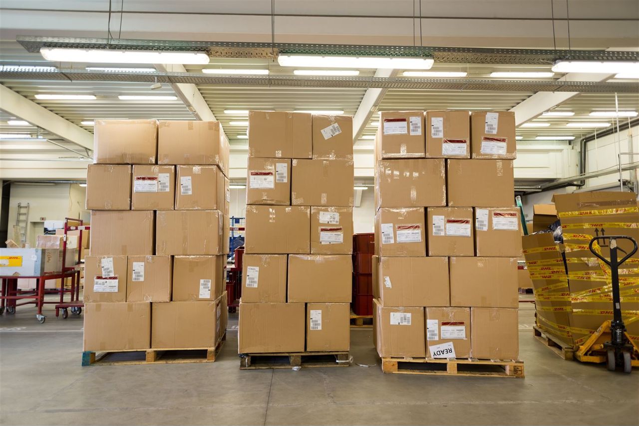 как выглядит товара. человек на складе. упаковка товара на складе. продуктовый магазин. магазин склад.