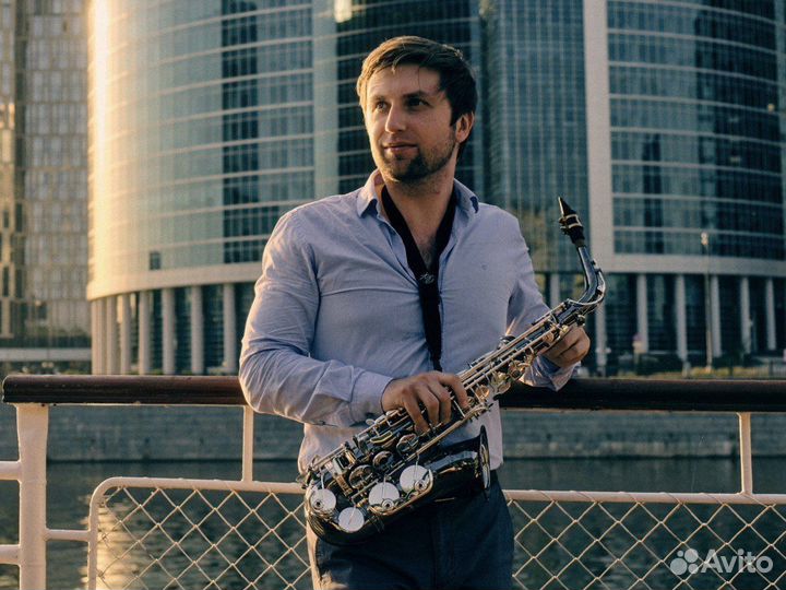 Саксофонист на праздник