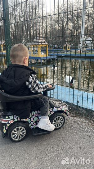 Машина каталка с ручкой толокар