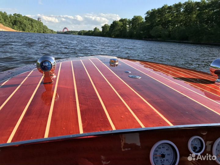 Классическая деревянная моторная лодка