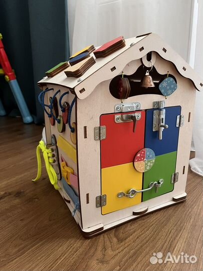 Бизиборд домик