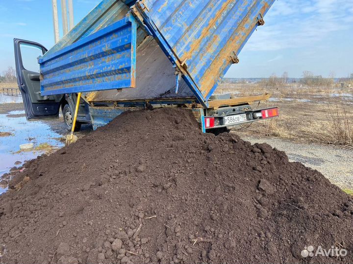 Чернозем на маленьком самосвале